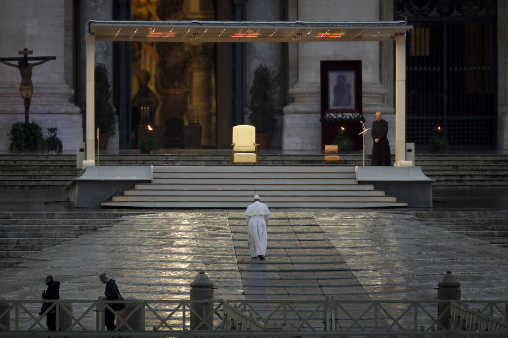 papa-francesco-solo-vaticano-1024x682 La solitudine di Francesco